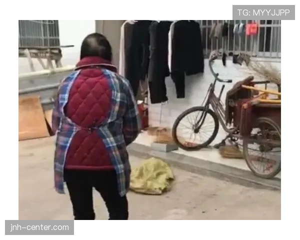 刷到杨倩穿拖鞋去菜市场，肩上那个包比我半年工资还贵，现实感直接崩了